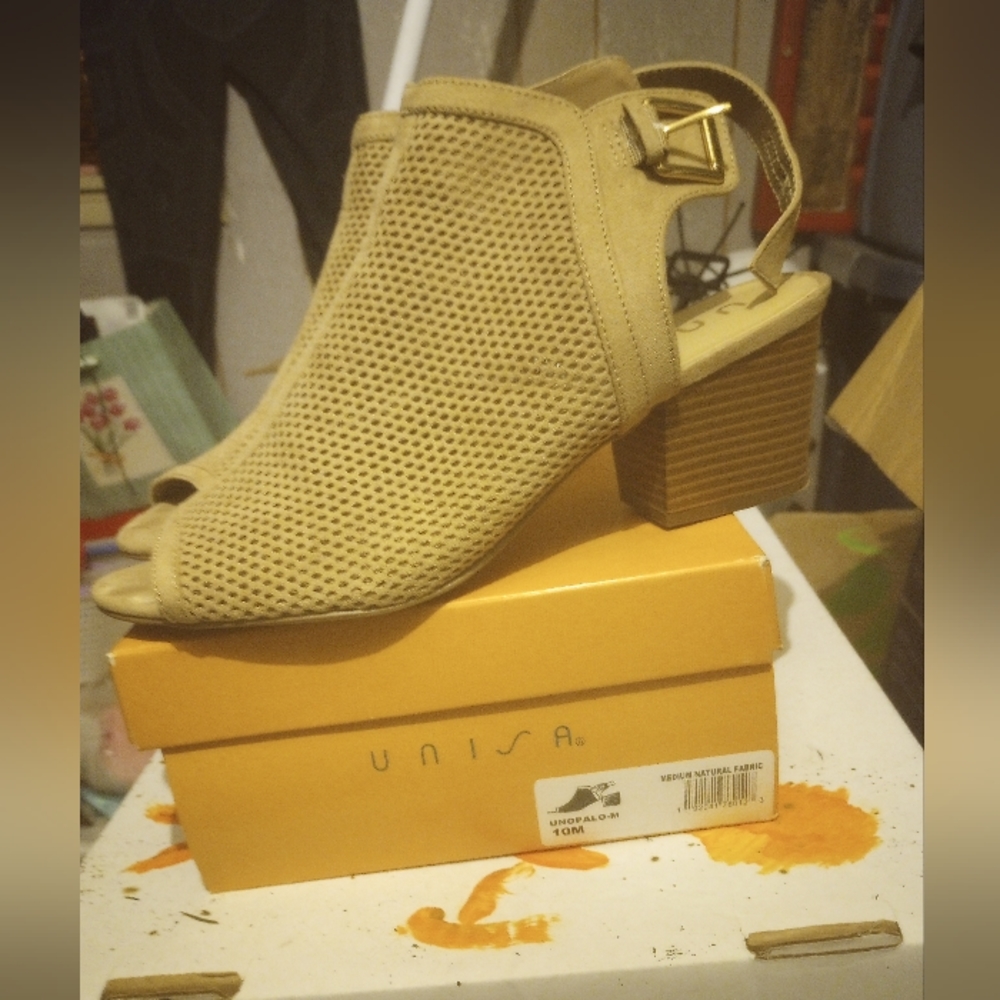 Brand Unisa high heal sandals tan color size 10